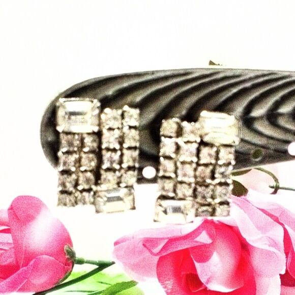 Vintage Mid Century Prong Set Clear Rhinestone Clip Earrings - Picture 3 of 6
